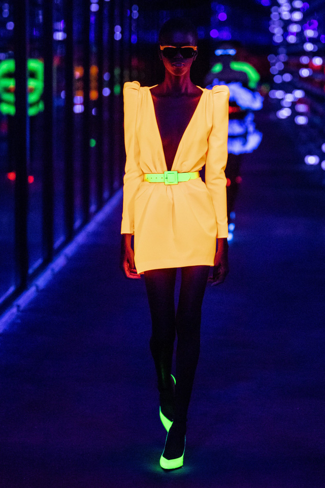 BST Thu – Đông 2019 của Saint Laurent: nữ quyền dưới lăng kính vô cực - Ảnh 19.