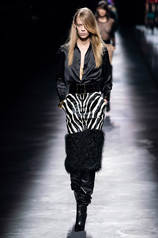 BST Thu – Đông 2019 của Saint Laurent: nữ quyền dưới lăng kính vô cực - Ảnh 4.