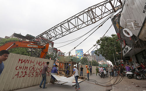 Vụ sập cần cẩu tại tuyến Metro Nhổn - Ga Hà Nội ngày 12/5 khiến hai người đi đường bị thương nhẹ.<br>