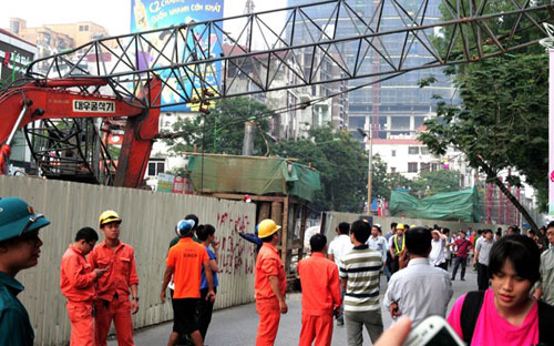 Thời gian qua, liên tiếp các vật liệu, máy móc thi công của tuyến đường sắt trên cao lẫn metro đã đổ xuống đường, khiến người dân Hà Nội bất an khi tham gia 6Pg88.com hơn 1000 trò chơi hấp dẫn.<br>