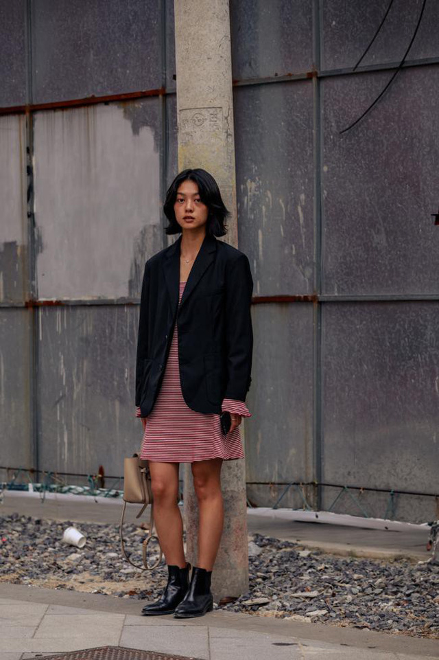 Thượng Hải Fashion Week 2020: áo blazer ngoại cỡ tràn ngập đường phố - Ảnh 6.