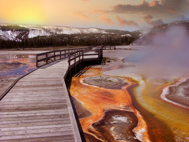 Grand Prismatic Springs: những gam màu tuyệt đẹp trong làn khói - Ảnh 3.