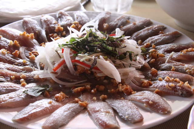 Gỏi cá trích cuốn rau rừng: thương hiệu ẩm thực Phú Quốc - Ảnh 2.