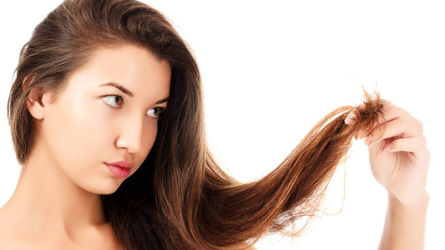 Những thói quen khiến tóc lão hóa - Ảnh 1.