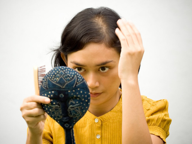 Những thói quen khiến tóc lão hóa - Ảnh 2.