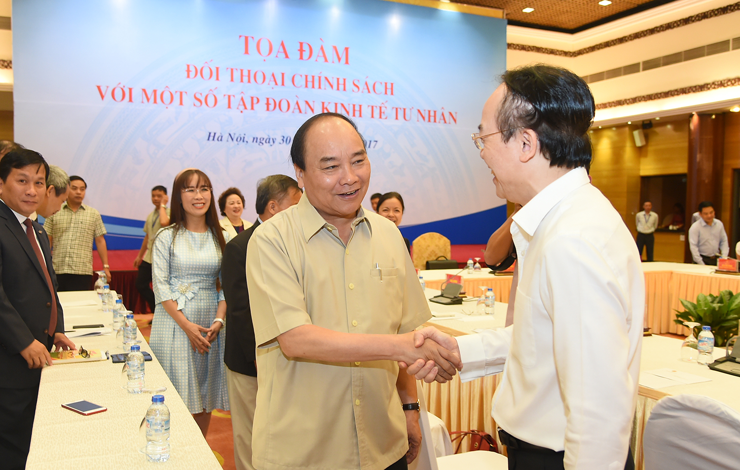 Thủ tướng nhấn mạnh mục đích tọa đàm là hỏi và đáp, lắng nghe tâm 
tư, nguyện vọng của các tập đoàn tư nhân một cách chân thành, với tinh 
thần nói thẳng, nói thật, trách nhiệm. 