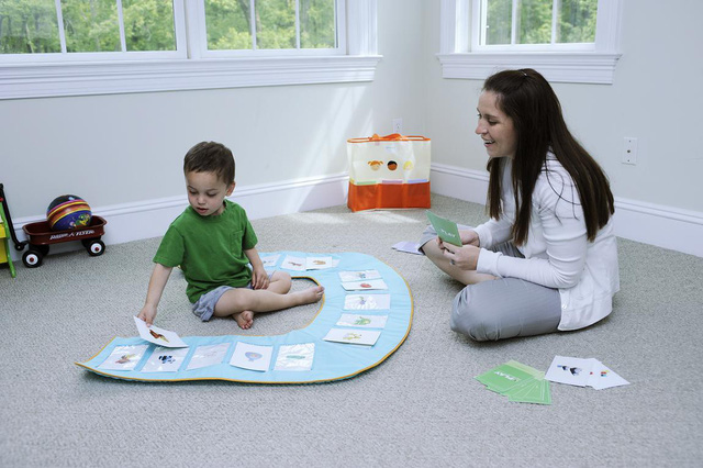 Nhận biết sớm dấu hiệu trẻ tự kỷ và cách chăm sóc - Ảnh 3.