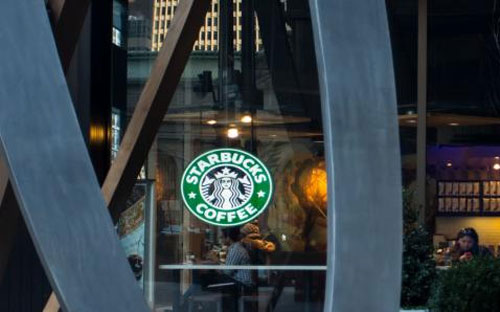 Starbucks cho biết, một số cửa hiệu của hãng trước đây từng bán một số 
món ăn làm từ thịt gà nhập từ công ty Trung Quốc Shanghai Husi - Ảnh: CNBC.<br>