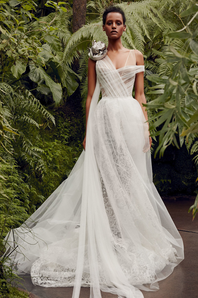 BST váy cưới Xuân – Hè 2020 của Vera Wang: đẹp 360 độ - Ảnh 13.
