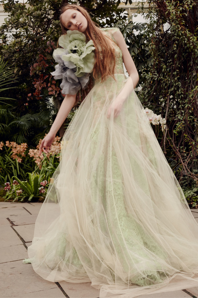 BST váy cưới Xuân – Hè 2020 của Vera Wang: đẹp 360 độ - Ảnh 6.