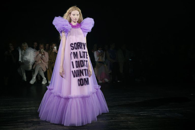 BST Viktor & Rolf: Khi meme biến thành thời trang cao cấp - Ảnh 1.