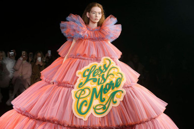 BST Viktor & Rolf: Khi meme biến thành thời trang cao cấp - Ảnh 3.