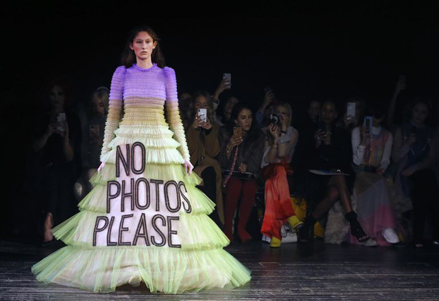 BST Viktor & Rolf: Khi meme biến thành thời trang cao cấp - Ảnh 7.