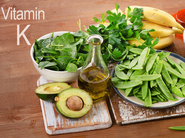 Vitamin K cần thiết cho cơ thể thế nào?  - Ảnh 1.