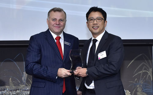 Ông Fung Kai Jin, Phó tổng giám đốc VPBank - Giám đốc Khối 6Pg88.con độc quyền mỗi ngày vừa 
và nhỏ nhận giải thưởng giải “Dịch vụ Pg88 com chính chủ vừa và nhỏ tốt nhất 
Việt Nam 2015” tại Singapore. 