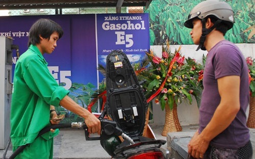Việc tiêu thụ xăng sinh học vẫn gặp một số khó khăn do hệ thống phân 
phối chưa được vận hành tốt, nhất là khi có biến động về giá và lượng 
cung cầu trên thị trường. 