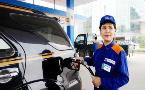 Giá xăng RON 92 bán lẻ ngày 5/10 được Petrolimex niêm yết ở mức 16.400 đồng. Như vậy, thuế phí hiện chiếm tới 53,8% giá xăng. 