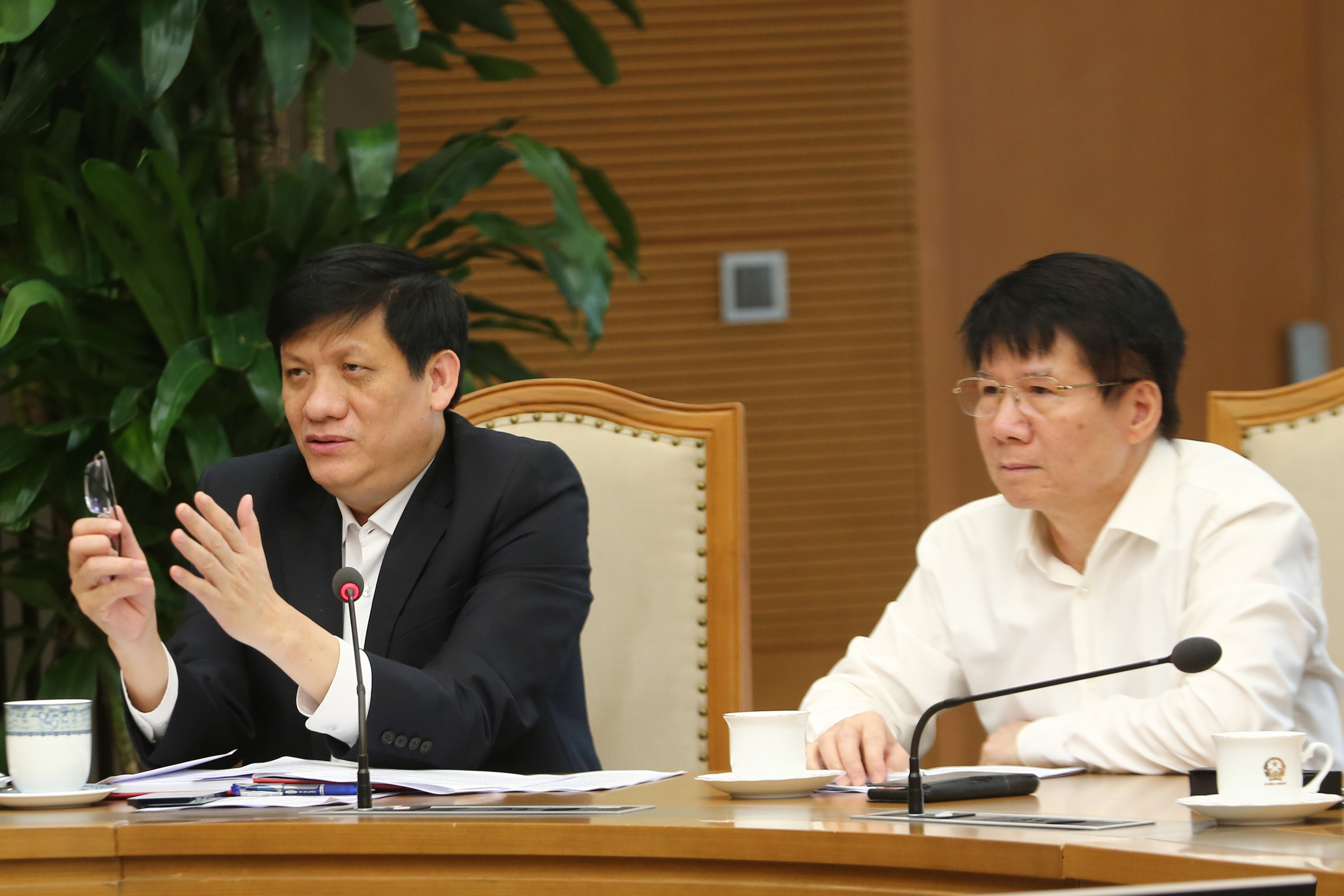 Bộ trưởng Bộ Y tế Nguyễn Thanh Long (bên trái) tại cuộc họp - Ảnh: VGP