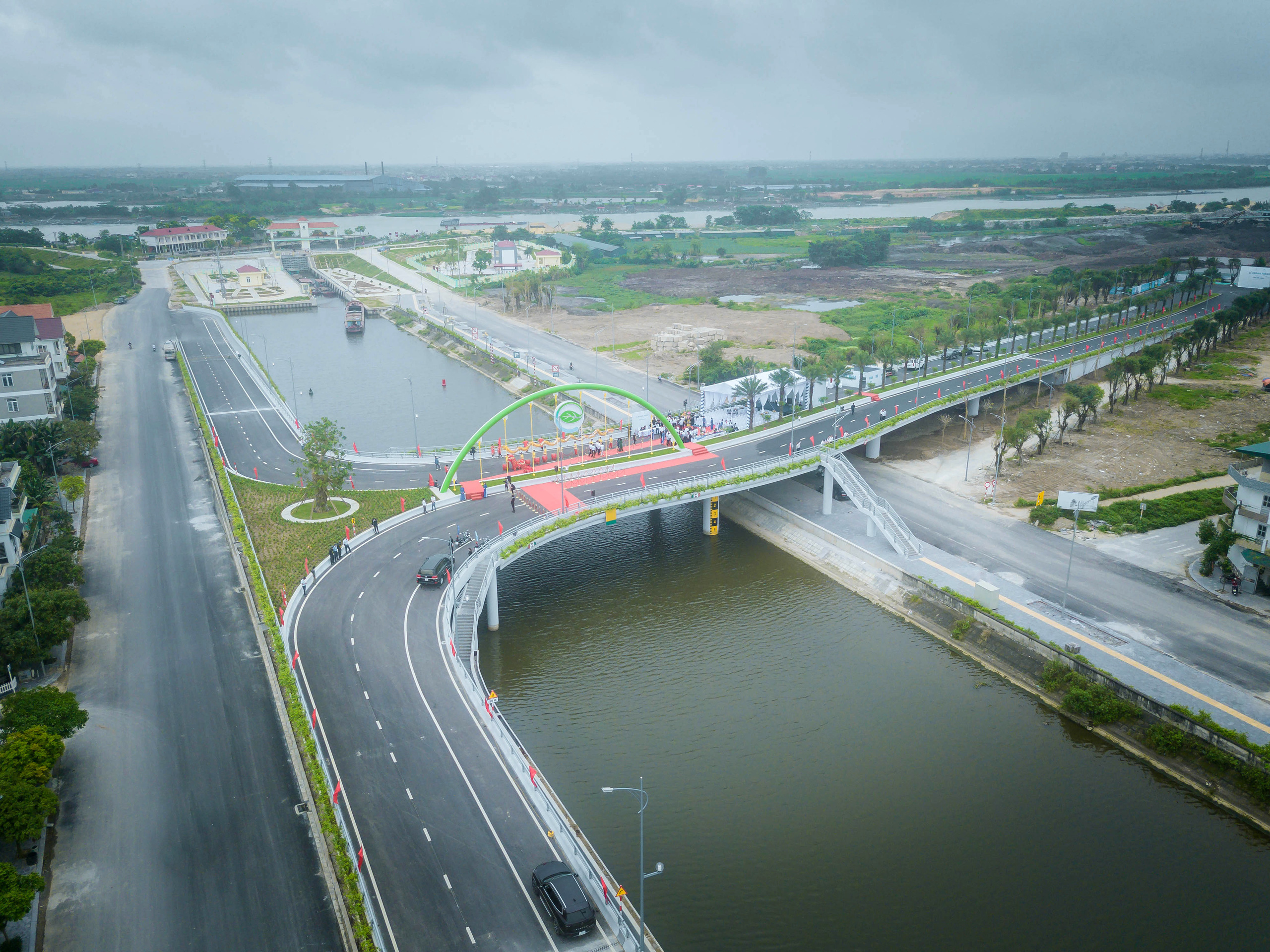 Cầu Hải Long dài gần 200 m, rộng 20 m bắc qua sông Bắc Hưng Hải.