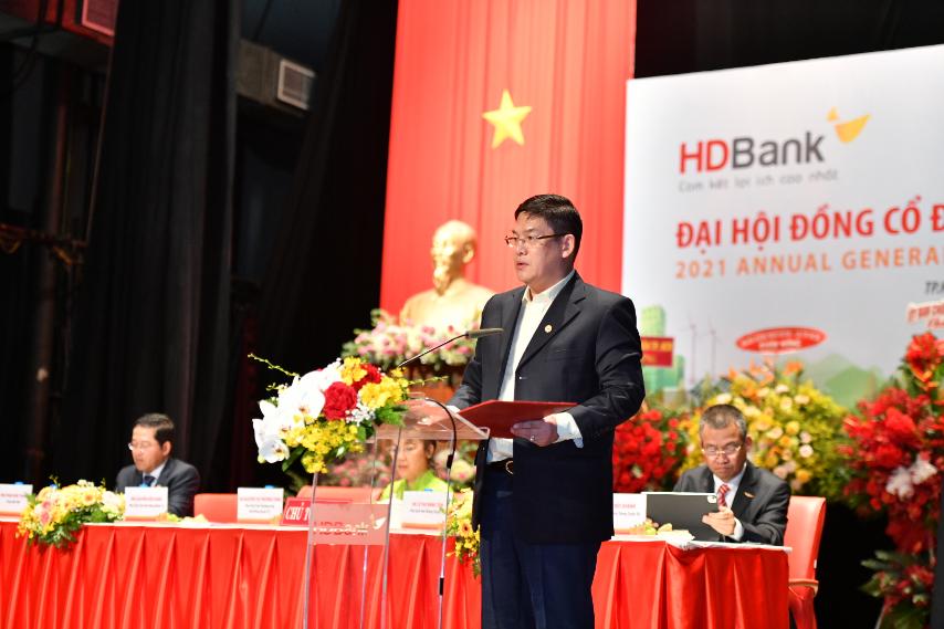 &Ocirc;ng Nguyễn Hữu Đặng &ndash; Ph&oacute; Chủ tịch HĐQT tiếp tục tr&igrave;nh b&agrave;y Ủy quyền của ĐHĐCĐ cho HĐQT v&agrave; Sửa đổi, bổ sung Điều lệ HDBank.
