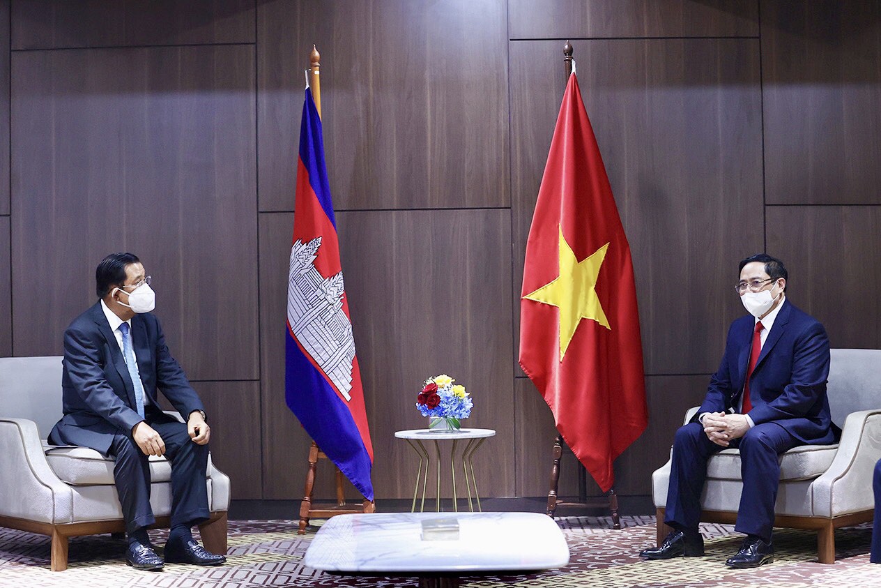 Thủ tướng Phạm Minh Ch&iacute;nh trao đổi với Thủ tướng Campuchia Hun Sen. Ảnh: VGP/Nhật Bắc