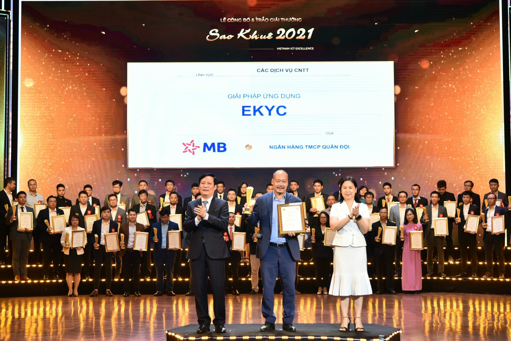 Ông Nguyễn Đức Huy - Phó giám đốc Khối Pg88 com chính chủ số MB đại diện nhận giải thưởng.