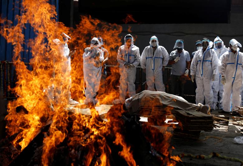 Thi&ecirc;u x&aacute;c bệnh nh&acirc;n tử vong v&igrave; Covid-19 ở Ấn Độ - Ảnh: Reuters.