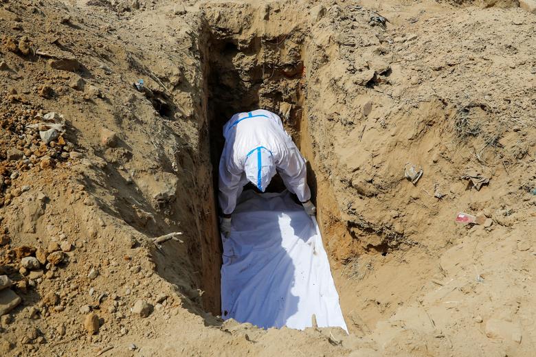 An t&aacute;ng một bệnh nh&acirc;n Covid - Ảnh: Reuters.