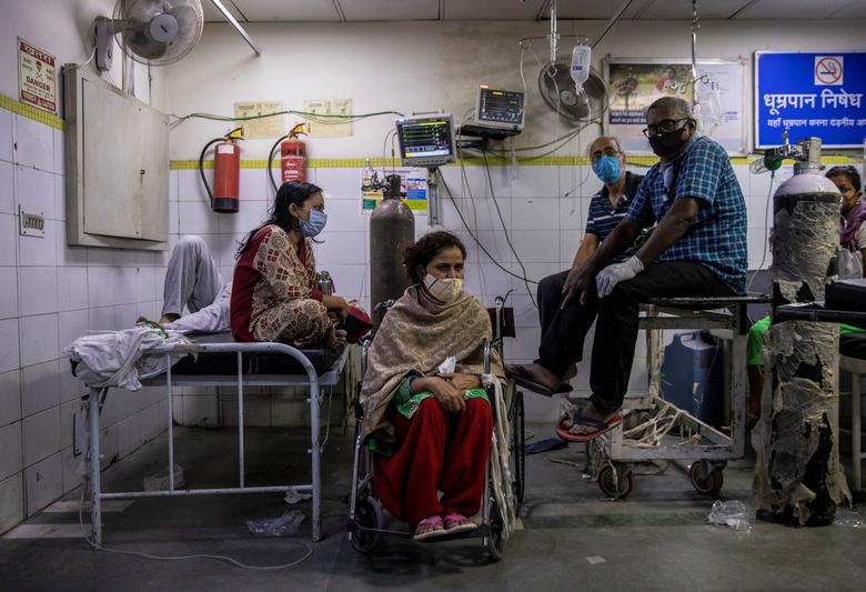 Bệnh nh&acirc;n Covid d&ugrave;ng chung giường bệnh trong một bệnh viện ở New Delhi - Ảnh: Reuters.