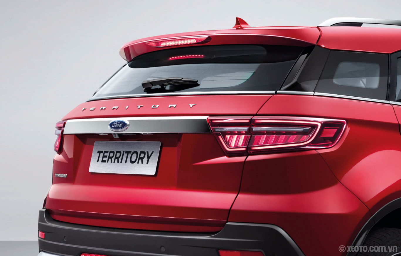 Thiết kế đu&ocirc;i xe c&oacute; nhiều n&eacute;t tương đồng với đ&agrave;n anh Ford Explorer.