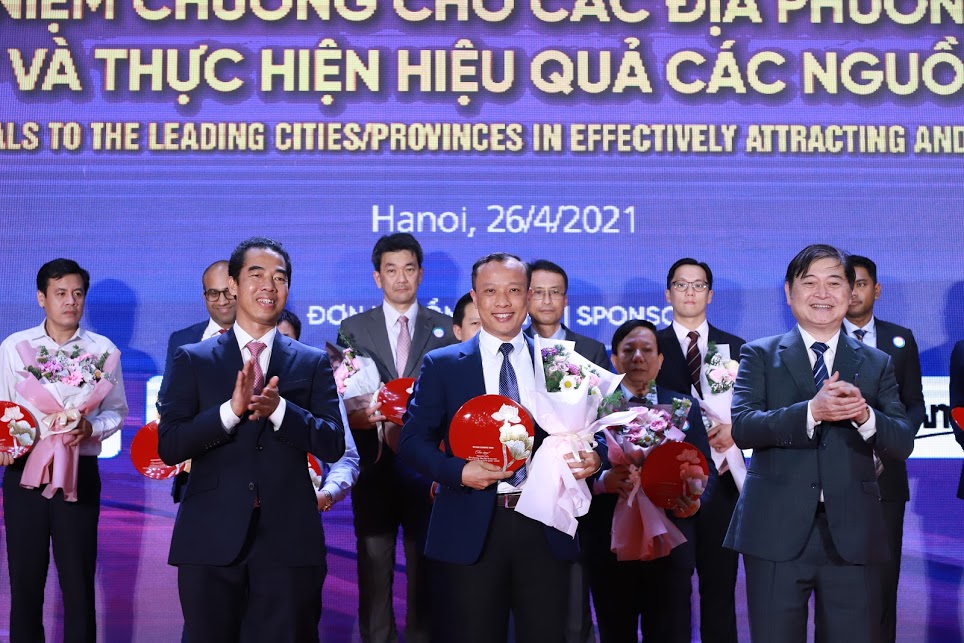 Ban tổ chức trao kỷ niệm chương Rồng V&agrave;ng tới c&aacute;c địa phương ti&ecirc;u biểu về thu h&uacute;t v&agrave; thực hiện hiệu quả c&aacute;c nguồn Pg88vn Trang Chủ Chính Thức FDI