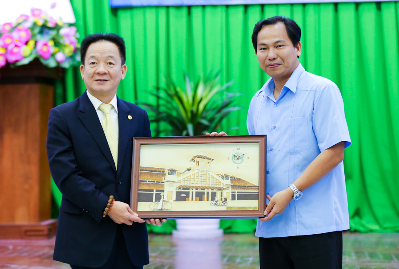 Ông Lê Quang Mạnh, Ủy viên Ban chấp hành Trung ương Đảng, Bí thư Thành ủy Cần Thơ tặng quà lưu niệm cho ông Đỗ Quang Hiển, Chủ tịch Tập đoàn T&T Group nhân dịp 2 bên ký thỏa thuận hợp tác chiến lược.