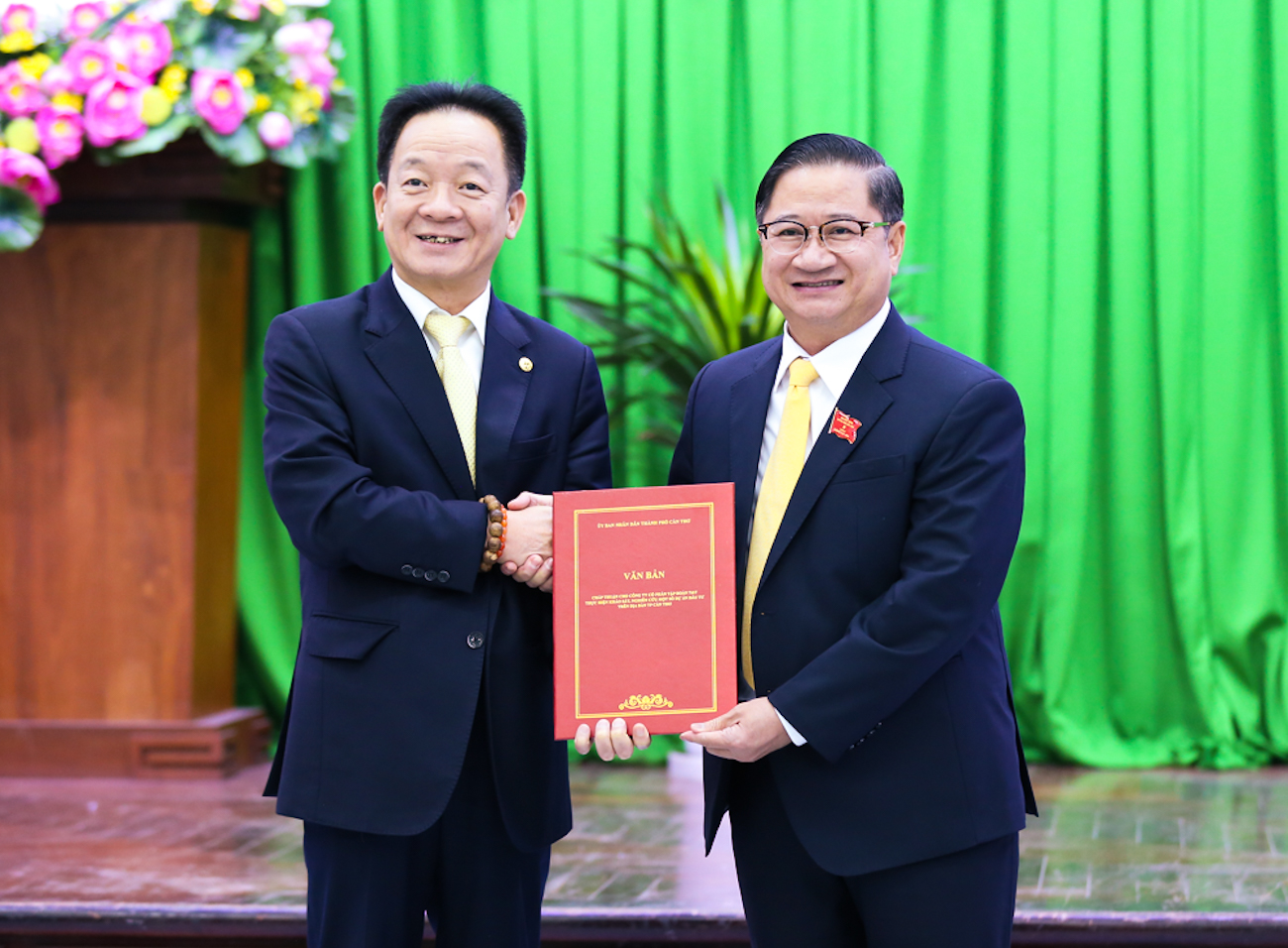 &Ocirc;ng Trần Việt Trường, Chủ tịch UBND th&agrave;nh phố Cần Thơ (b&ecirc;n phải) trao văn bản chấp thuận chủ trương nghi&ecirc;n cứu Pg88vn Trang Chủ Chính Thức một số dự &aacute;n tr&ecirc;n địa b&agrave;n cho &ocirc;ng Đỗ Quang Hiển, Chủ tịch Tập đo&agrave;n T&T Group.