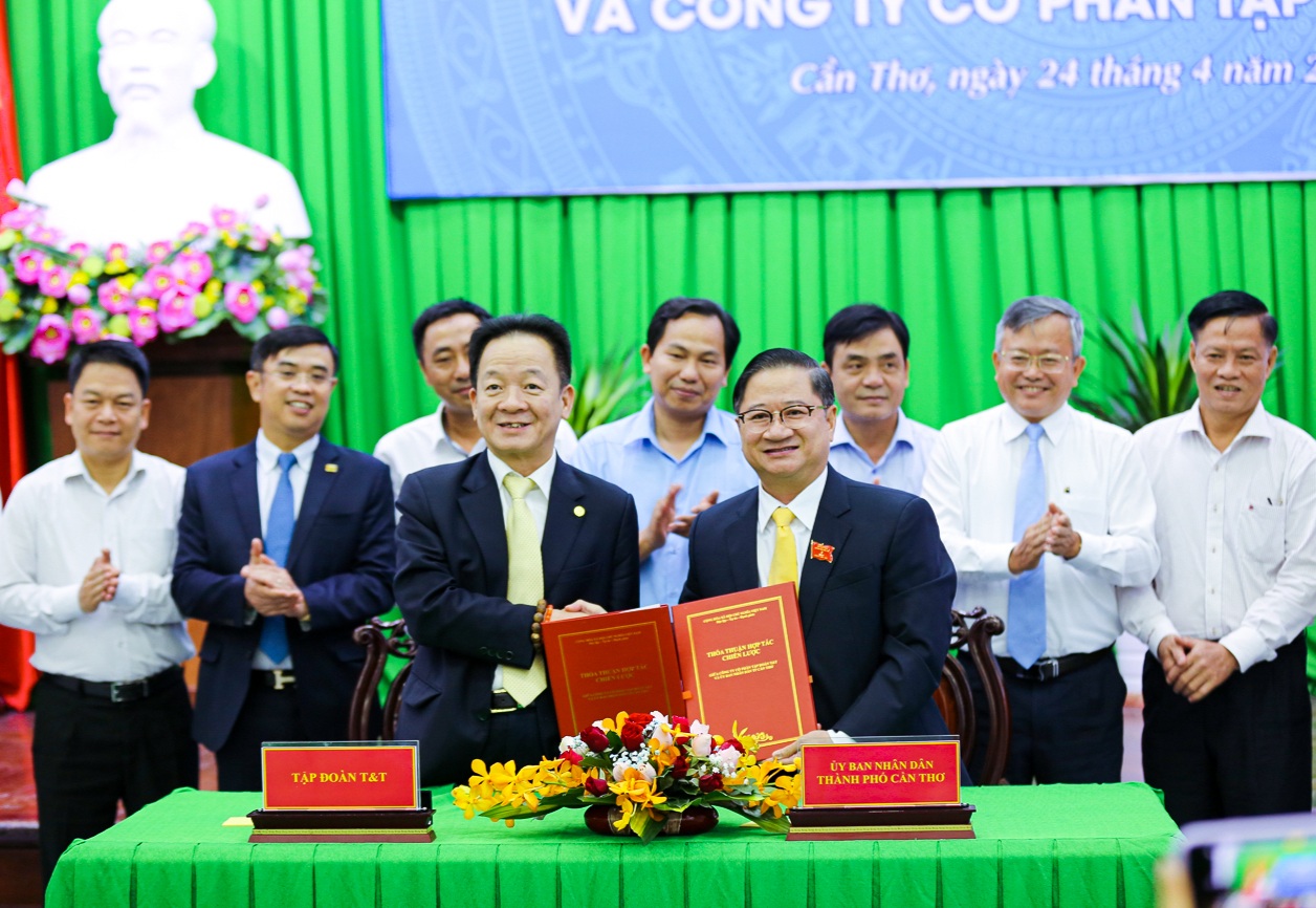 &Ocirc;ng Trần Việt Trường, Chủ tịch UBND th&agrave;nh phố Cần Thơ (b&ecirc;n phải) v&agrave; &ocirc;ng Đỗ Quang Hiển, Chủ tịch Tập đo&agrave;n T&T Group k&yacute; thỏa thuận hợp t&aacute;c chiến lược.