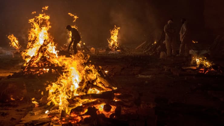 Thi&ecirc;u x&aacute;c bệnh nh&acirc;n tử vong v&igrave; Covid-19 ở New Delhi h&ocirc;m 24/4 - Ảnh: Reuters.