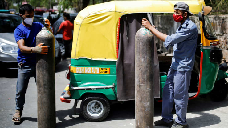 Người d&acirc;n mang b&igrave;nh oxy đến tiếp kh&iacute; tại một trạm b&aacute;n oxy tư nh&acirc;n ở New Delhi h&ocirc;m 19/4 - Ảnh: Reuters.