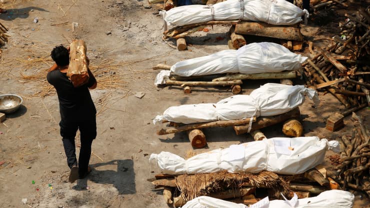 Chuẩn bị thi&ecirc;u x&aacute;c bệnh nh&acirc;n Covid-19 ở New Delhi, Ấn Độ h&ocirc;m 26/4 - Ảnh: Reuters.