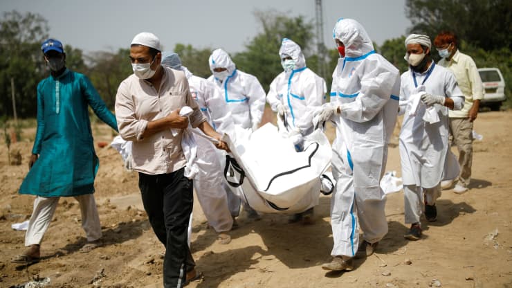 Người th&acirc;n đưa thi thể một bệnh nh&acirc;n tử vong v&igrave; Covid-19 đi thi&ecirc;u, ở New Delhi h&ocirc;m 23/4 - Ảnh: Reuters.