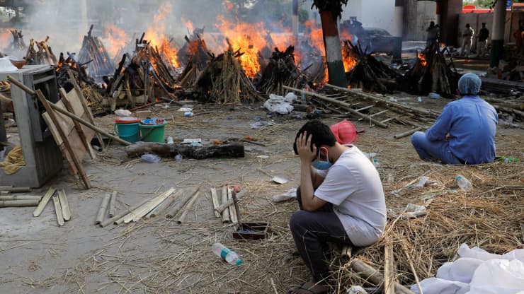 Một buổi thi&ecirc;u x&aacute;c bệnh nh&acirc;n Covid-19 ở New Delhi, Ấn Độ h&ocirc;m 26/4 - Ảnh: Reuters.