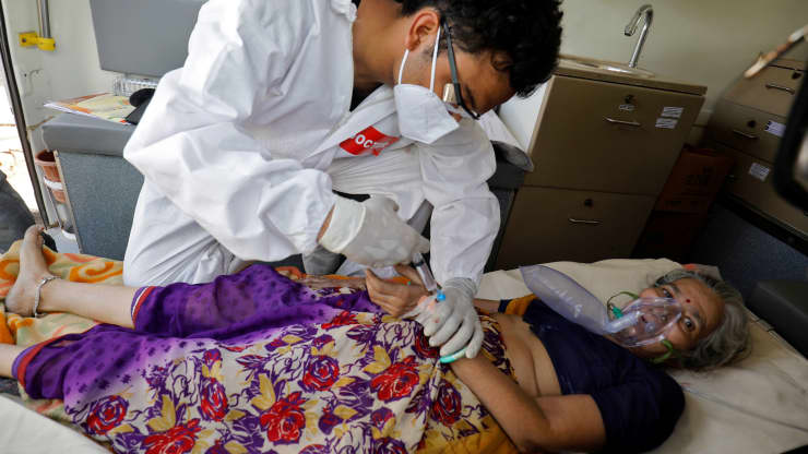 B&aacute;c sỹ l&ecirc;n mẫu x&eacute;t nghiệm một bệnh nh&acirc;n Covid ở Ahmedabad, h&ocirc;m 25/4 - Ảnh: Reuters.