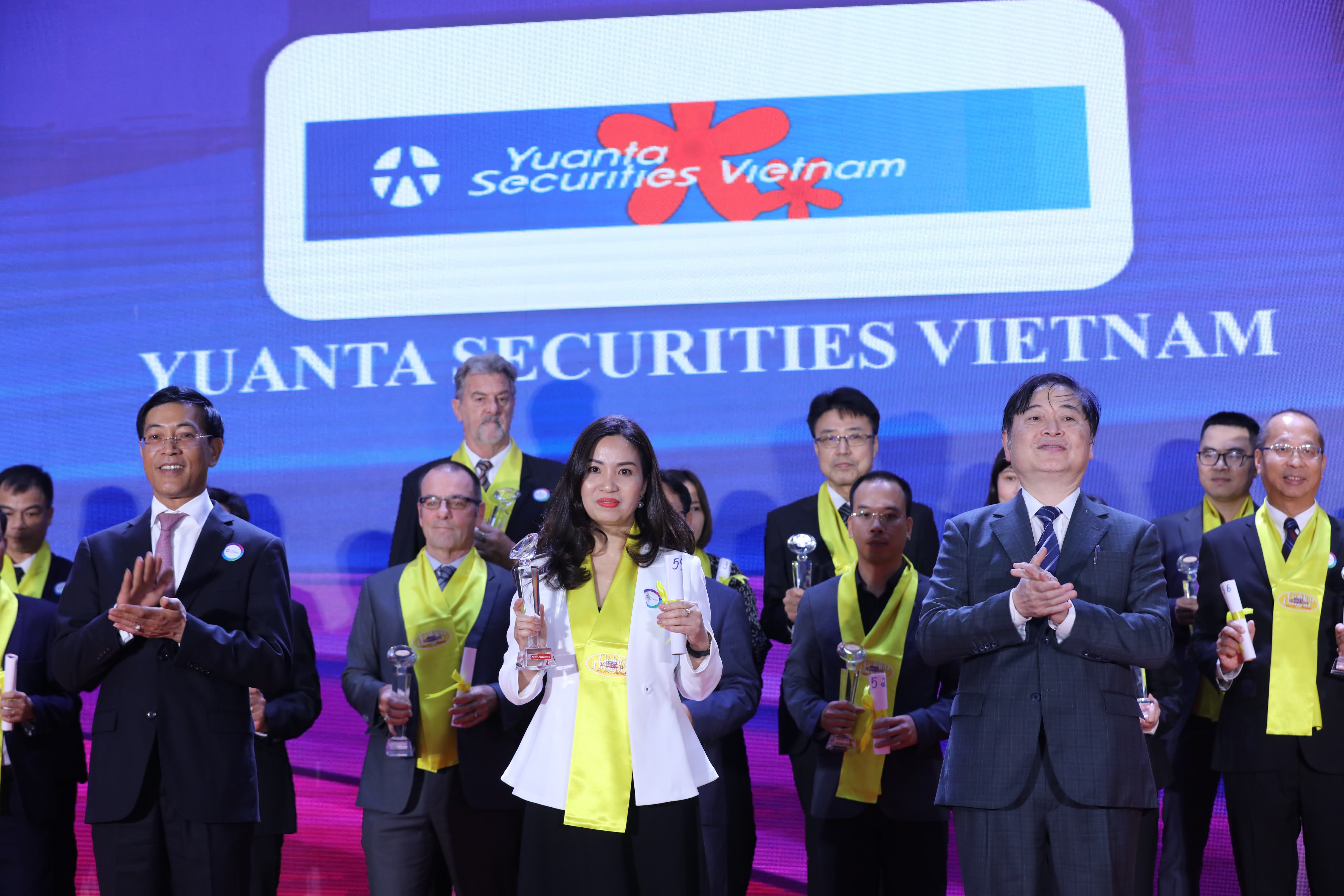 Bà Lê Thị Quyên, Phó Tổng Giám đốc YSVN nhận cúp vinh danh TOP 50 6Pg88.con độc quyền mỗi ngày FDI tiêu biểu 2020