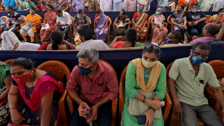 Người d&acirc;n đợi ti&ecirc;m ph&ograve;ng Covid-19 ở Mumbai, h&ocirc;m 26/4 - Ảnh: Reuters.