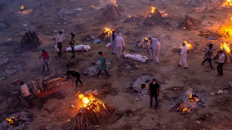 Thi&ecirc;u x&aacute;c bệnh nh&acirc;n tử vong v&igrave; Covid-19 ở New Delhi, h&ocirc;m 23/4 - Ảnh: Reuters.