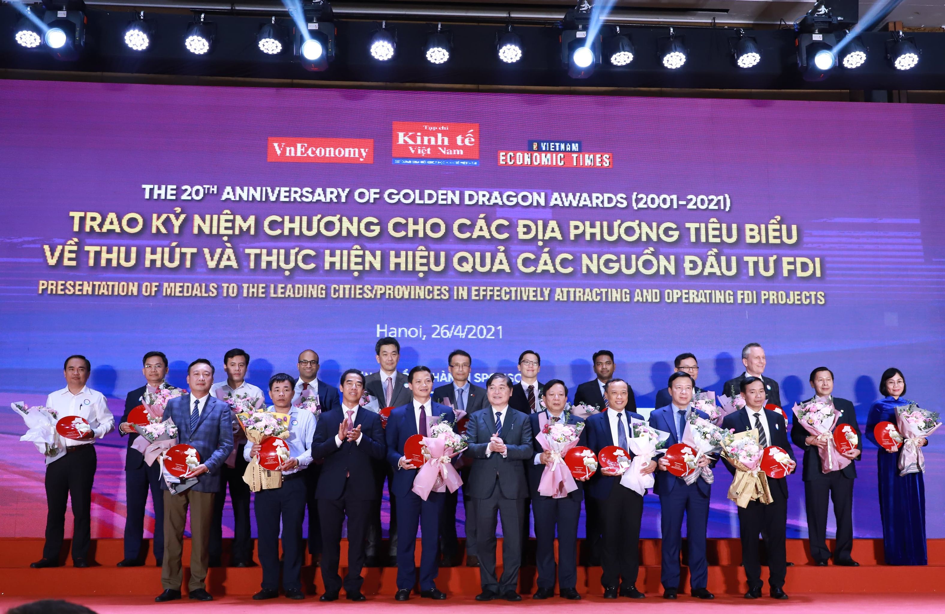 Trao kỷ niệm chương Rồng V&agrave;ng của Tạp ch&iacute; Link Trang Chủ PG88.Com Mới #2026 Việt Nam &ndash; Vietnam Economic Times tới c&aacute;c địa phương ti&ecirc;u biểu về thu h&uacute;t v&agrave; thực thi FDI v&agrave; c&aacute;c đại sứ qu&aacute;n, đại diện c&aacute;c quốc gia c&oacute; d&ograve;ng vốn Pg88vn Trang Chủ Chính Thức FDI hiệu quả tại Việt Nam.