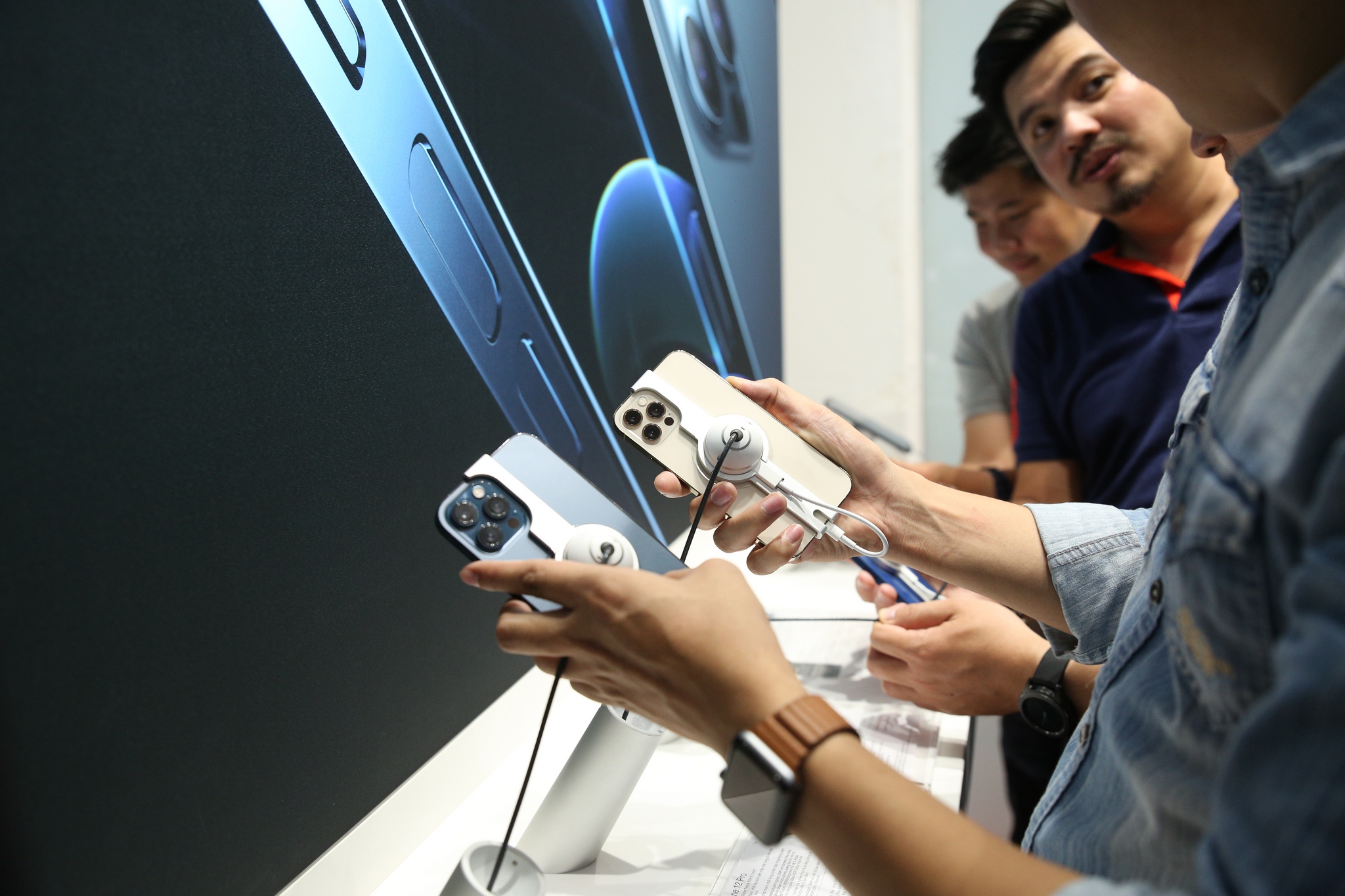 Người dùng trải nghiệm iPhone 12 tại một cửa hàng bán lẻ.