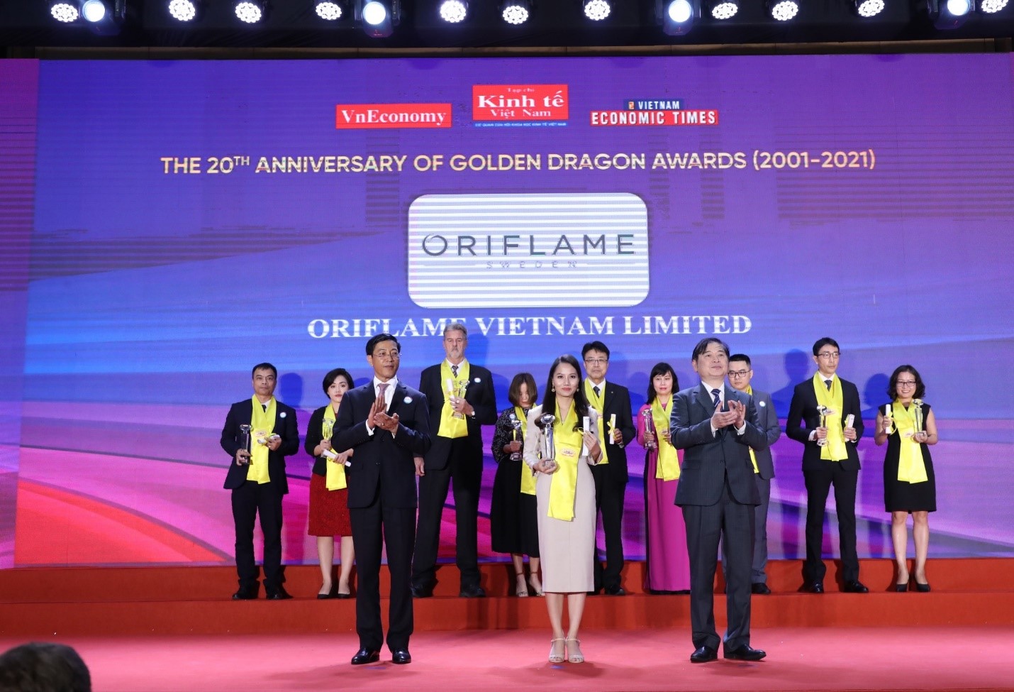Đại diện Oriflame nhận giải thưởng danh hiệu “Sản phẩm từ thiên nhiên tốt nhất “