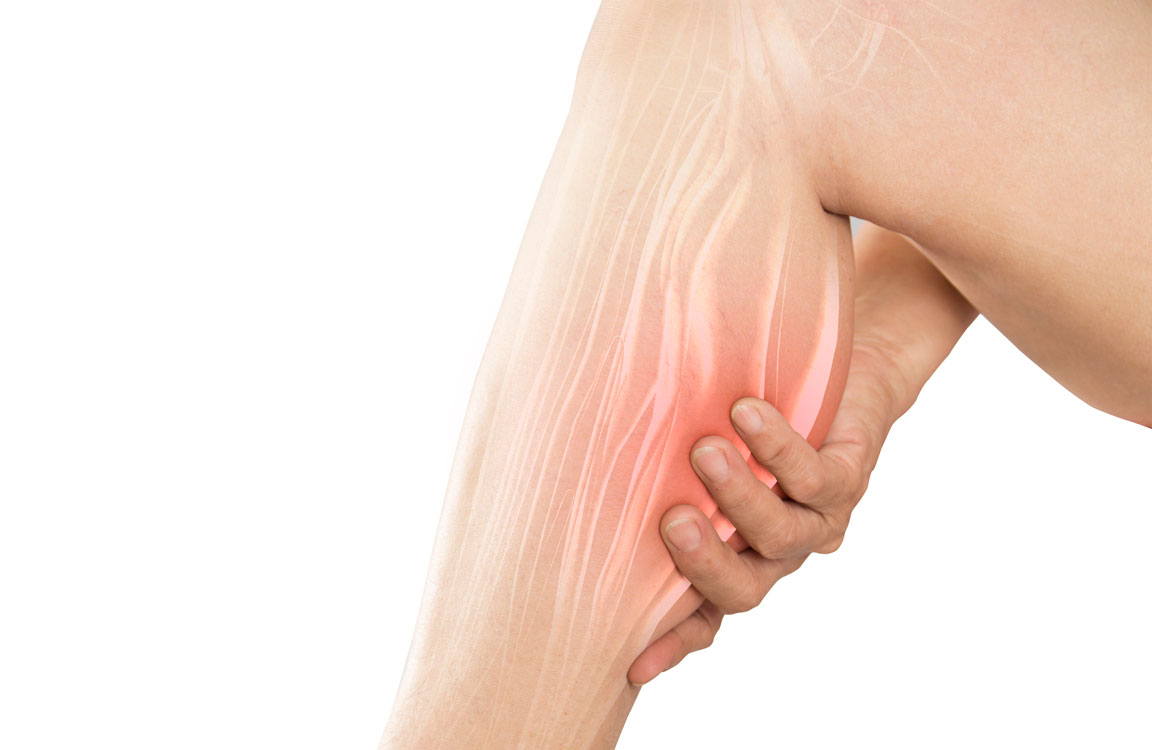 Nếu bị co cứng cơ ở cẳng ch&acirc;n, n&ecirc;n nhẹ nh&agrave;ng vươn duỗi cơ theo chiều đối ngược, k&eacute;o đầu ng&oacute;n ch&acirc;n v&agrave; b&agrave;n ch&acirc;n l&ecirc;n cao, hướng về ph&iacute;a đầu gối.