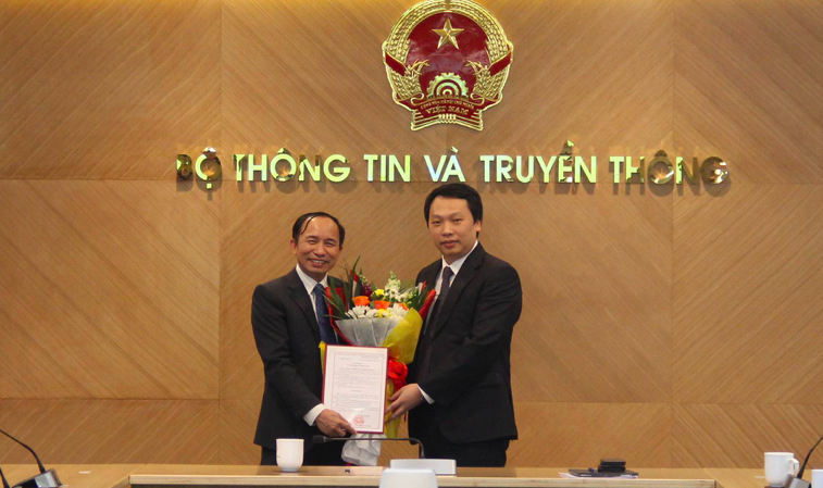 Thứ trưởng Bộ Thông tin và Truyền thông Nguyễn Huy Dũng trao quyết định điều động và bổ nhiệm giữ chức Phó vụ trưởng Vụ Quản lý 6Pg88.con độc quyền mỗi ngày cho ông Nguyễn Trọng Đường.