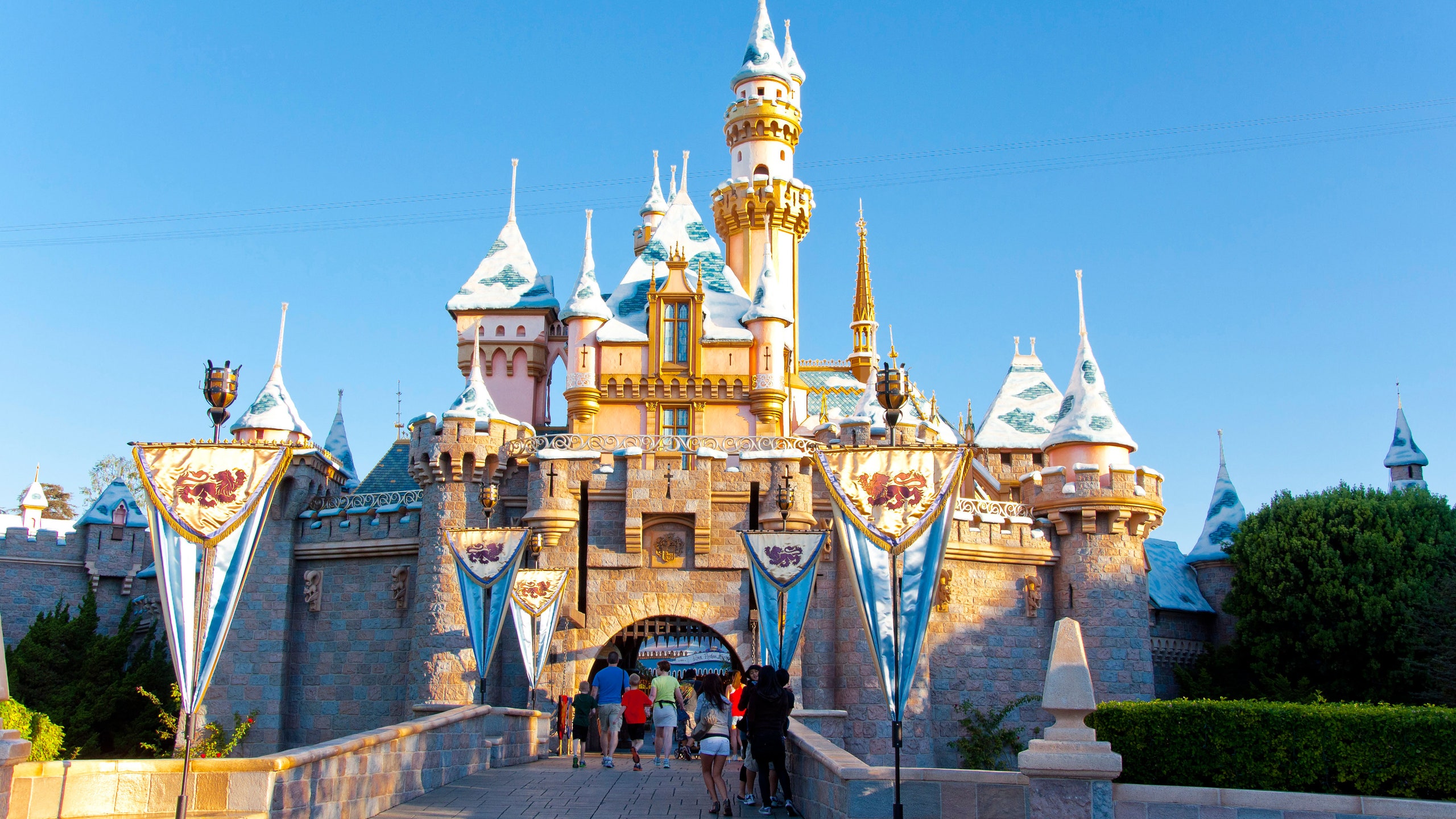 Disneyland đón một lượng khách hạn chế trong ngày mở cửa trở lại. Ảnh: CNTraveler