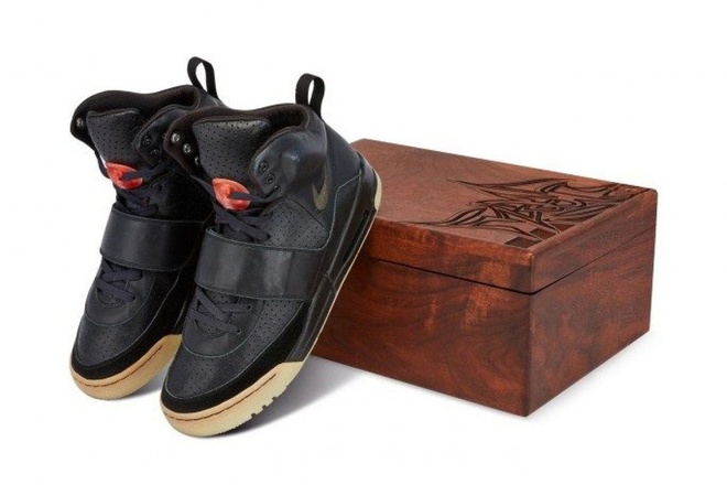Đ&ocirc;i gi&agrave;y Nike Air Yeezy 1 của Kanye West được mua với gi&aacute;&nbsp;1,8 triệu USD.